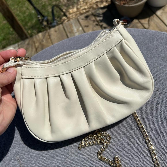 Elegant off white/Cream Shoulder Bag with beautiful gold accents - Picture 6 of 7